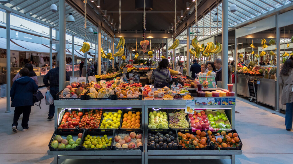 Obst- und Gemüsestand in einer Markthalle