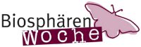 Biosphaeren-Woche_Logo_beab schwarze Schrift „Biosphären-Woche“ auf weißem Grund, rechts daneben ein stilisierter rosafarbener Schmetterling